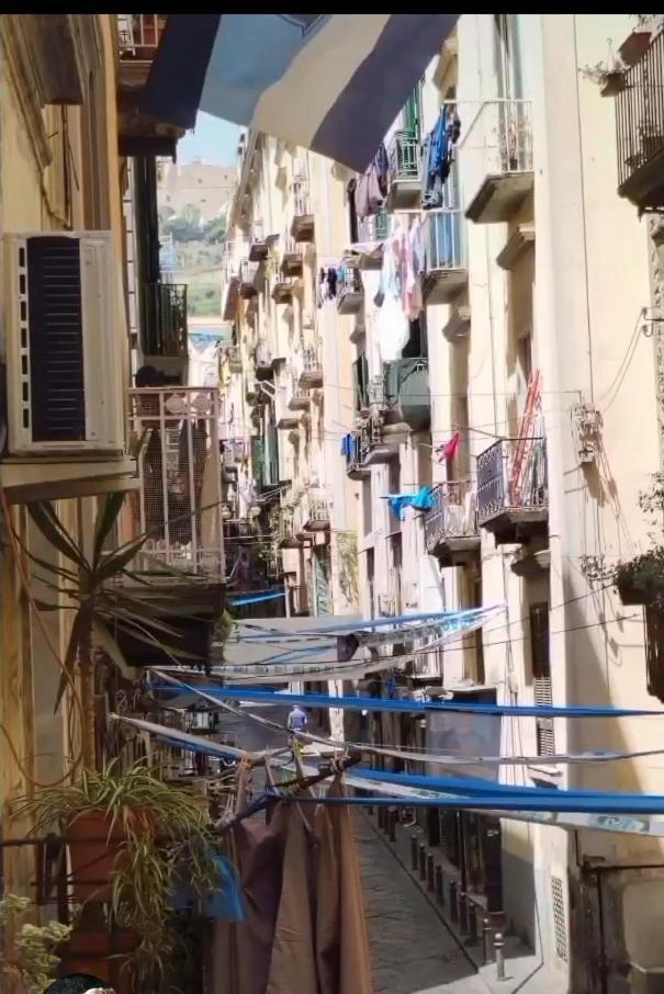 Casa Vacanza Al Centro Di Napoli A' Fenestrella Extérieur photo